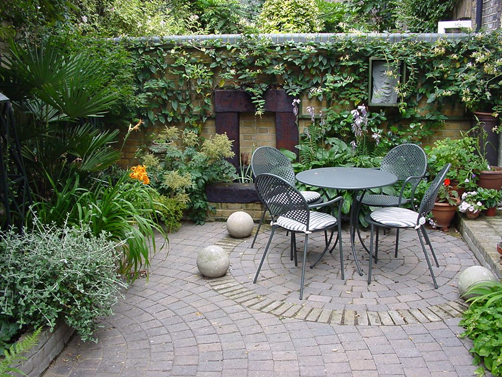 Modern Courtyard - London